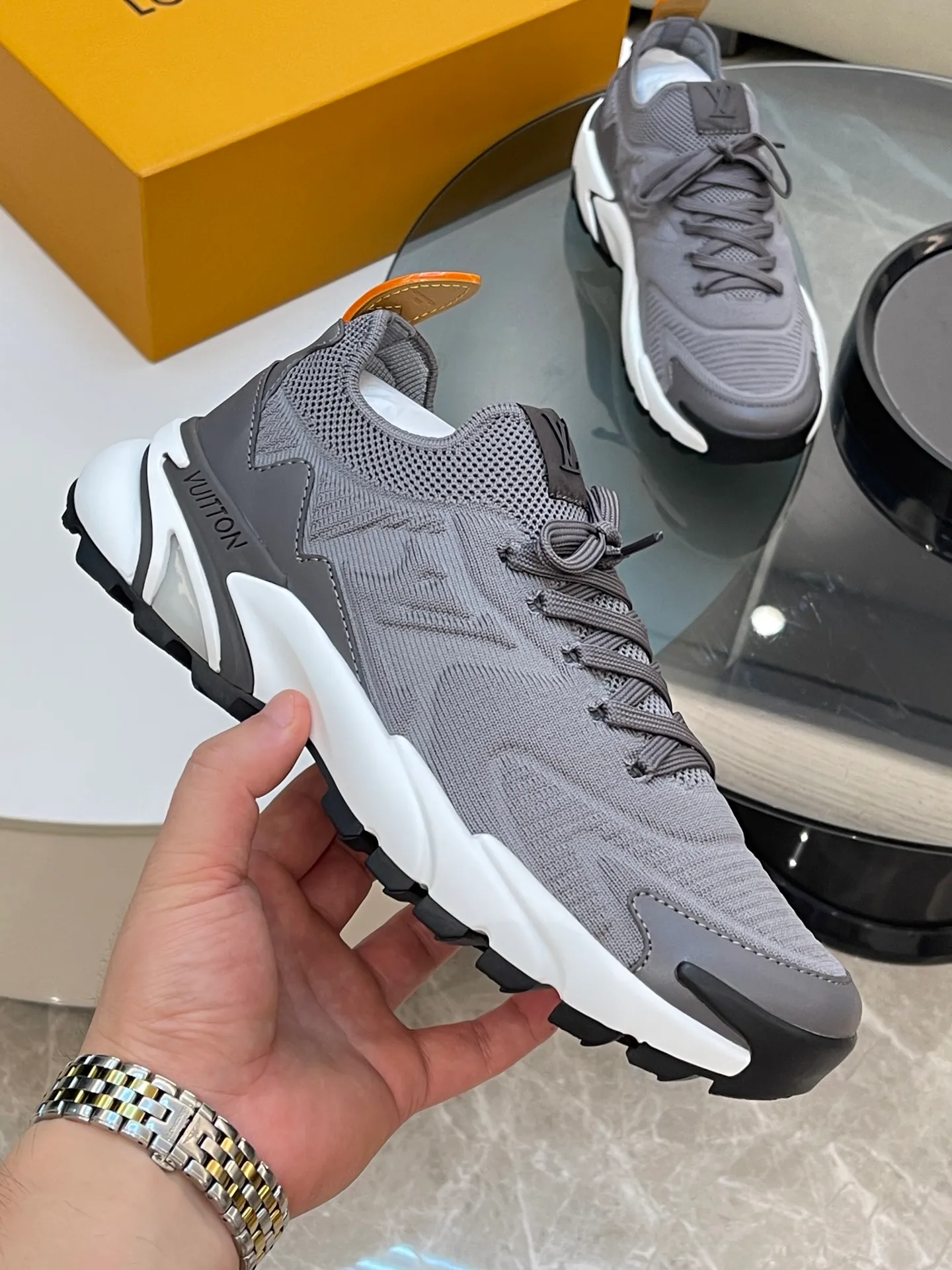 [L Home] Top P: 700💰 Size: 39-44 (customized at 38.45.46) LV Donkey Brand Louis Vuitton RUNNER TATIC new men's sneakers This LV Runner Tatic sneaker uses a whole piece of technical knitting to create an easy-to-take-off design, and then outlines the upper with cow leather trim. The LV logo on the side releases a dynamic atmosphere between the textures, the leather back strap is shaped like the handle fastener of the Louis Vuitton leather goods series, and the lightweight and wear-resistant two-tone rubber sole completes the whole. The toe and heel wrap details continue to provide comfortable fabric foot support, creating a stylish and stylish upper! Comes with full original packaging!